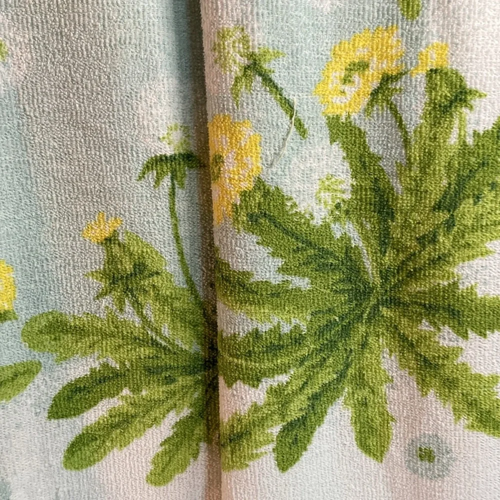 Vintage 70’s terry cloth tablecloth. Tastemakers light blue dandelions 51‎ x 65